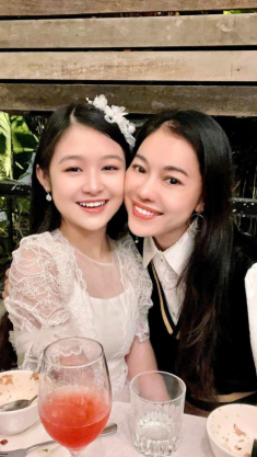 Bảo Ngọc thân thiết với gia đình người đàn bà quyền lực, vương miện hoa hậu nắm chắc trong tay