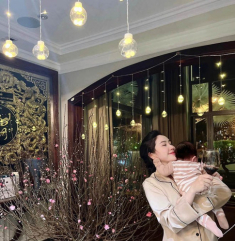 Bảo Thy tay bế con, tay nâng ly rượu, bật mí cảnh bỉm sữa sau khi lấy chồng đại gia