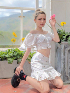 Bông hồng lai Việt - Pháp: Vóc dáng như nữ thần, chụp ảnh Lolita gợi tình hết mực