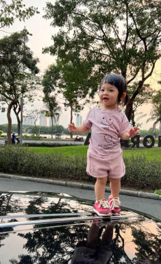 Con gái Cường Đôla Đàm Thu Trang càng lớn càng giống bố, xinh và điệu hơn cả mẹ