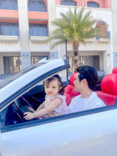 Con gái Đông Nhi chuẩn đại tiểu thư họ Ông, còn bé đã cầm vô lăng siêu xe điệu nghệ