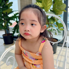 Con gái Khánh Thi đổi mặt nhanh như chớp, làm mợ chảnh hay cười tươi như hoa đều quá xinh