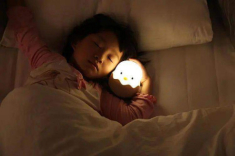 Con gái ngủ một mình giường 2m nhưng sáng nào cũng kêu chật, bố mẹ xem camera thì hoảng hốt