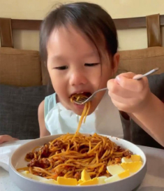 Con gái Phan Như Thảo ăn toàn món ngon vật lạ vẫn gầy, 5 tuổi lần đầu biết đói