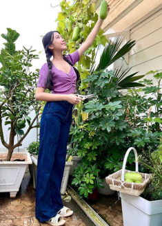 Con gái Quyền Linh diện áo ngắn khoe eo thon, chân dài, nhan sắc đẹp nhất tuổi thiếu nữ