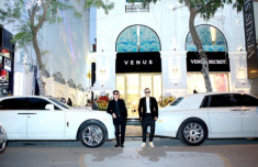 Đi siêu xe Rolls-Royce Phantom, Vũ Khắc Tiệp ký kết hợp tác mở 150 showroom Venus’ Secret