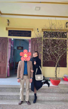 Đỗ Thị Hà trút bỏ xiêm y hoa hậu, diện đồ chuẩn fashionista về chơi Tết nhưng bị nhắc nhở