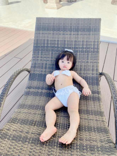 Đông Nhi định cho con gái thi hoa hậu tương lai, 1 tuổi đã tập khoe dáng với bikini
