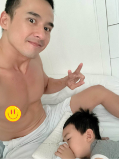 Giáp Tết, Lương Thế Thành chăm con giúp vợ, liền được thưởng núi quà hàng hiệu