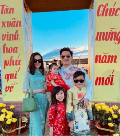 Hậu scandal Ngô Kiến Huy, em gái Thanh Thảo khoe ảnh gia đình ở Mỹ, 3 con giống bố