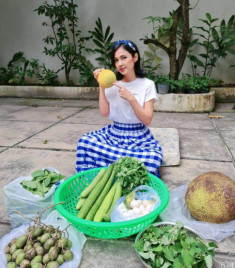 “Người đẹp Tây Đô” Việt Trinh đón Giáng sinh trong biệt thự, ra vườn hái rau mang lên thành phố