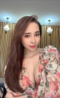 Quỳnh Nga đăng ảnh váy áo lả lơi khoe thềm ngực lụa là, đồng nghiệp khen ngợi không ngớt