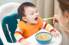 Trẻ mấy tháng ăn dặm và ăn bao nhiêu?