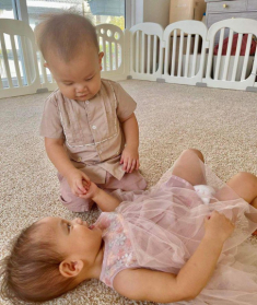Từng cãi nhau chí choé, Lisa Leon giờ tình cảm, ôm ấp nhau siêu ngọt ngào