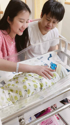 Vợ Phan Thành như sửa ngực lố khi dùng máy vắt sữa xịn nhất nhì thế giới