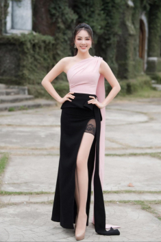 Á hậu Thuỵ Vân diện đầm xẻ khoe báu vật trời ban, tinh tế mặc thêm phụ tùng lên sóng