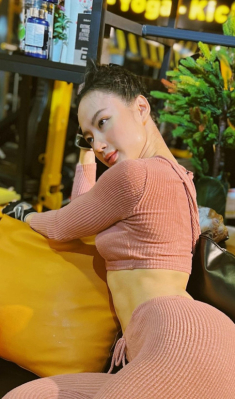 Angela Phương Trinh lại tạo dáng khoe mông 1 mét, bộ phận bóng nhẫy mồ hôi chiếm sóng