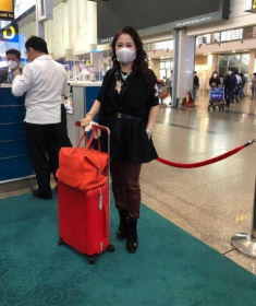 Bà Phương Hằng “lên đồ” ra sân bay sành hết cỡ: Diện quần da chất chơi, tay xách túi cá sấu