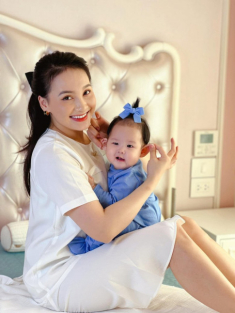 Bảo Thanh sinh con gái xong ngày càng nhuận sắc, chồng ôm bên cạnh vẫn mải mê tút tát