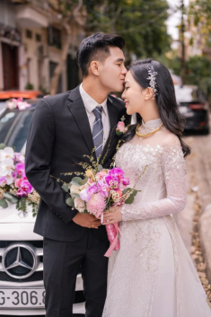 Cầu thủ Đức Chinh âm thầm cưới, dung nhan cô dâu đẹp vẫn bị chê, CĐM ra sức bảo vệ