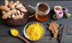 Chăm đắp mặt nạ mật ong nghệ, da nàng liền sáng hồng, căng mịn và tràn đầy sức sống