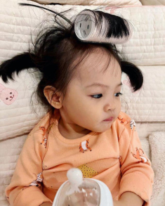 Con gái cưng của Cường Đôla càng lớn càng xinh, mẹ Đàm Thu Trang chăm làm đẹp suốt ngày