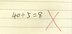 Con làm toán 40:5=8 bị cô giáo gạch sai, mẹ đi kiện nhưng xấu hổ khi nghe giải thích