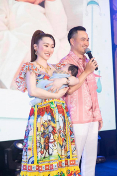 Con mới đầy tháng, bà xã kém 16 tuổi của Chi Bảo đã về dáng eo ót, bắp tay gọn