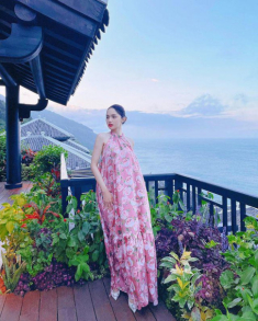 Diện chiếc đầm khoe thắt đáy lưng ong, Hương Giang giờ đã không còn “siêu mỏng” như trước