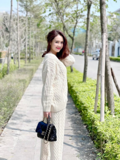 Diện set đồ len thường thường đi tắm nắng, Hồng Diễm bị nổ comment xin “in tư”