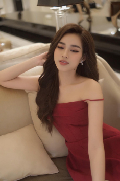 Đỗ Thị Hà diện váy buông lơi, khoe nhan sắc như tranh vẽ trước thềm chung kết Miss World