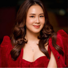 Hồng Diễm diện áo cổ rộng khoe thềm ngực lụa là, Hồng Đăng khen xinh làm dân tình bấn loạn