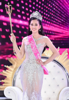 Không cần dao kéo những nàng hậu này vẫn đẹp lên theo năm tháng