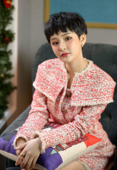 Không thể nhận ra Hiền Hồ tại sự kiện, chân dài miên man nhưng mặt đơ cứng