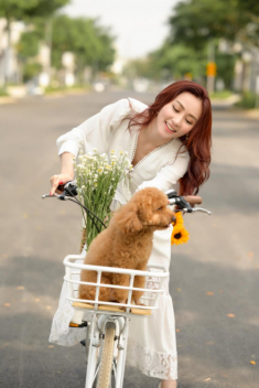 Ngân Khánh gần đây không sơ vin nữa, toàn diện váy maxi như các sao nữ Vbiz giấu bầu