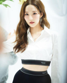 Park Min Young “xả” vai thư ký Kim thanh lịch ngày nào, diện đồ ngắn khoe eo con kiến?