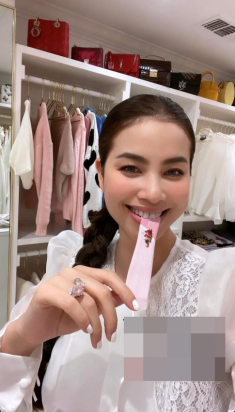 Phạm Hương khoe ảnh ăn thạch, CĐM chỉ để ý hột xoàn, túi hiệu tiền tỷ “phát sáng”