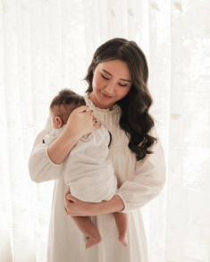 Primmy Trương “xả vai” mẹ bỉm, lên đồ đi làm chuẩn phu nhân gia tộc giàu có
