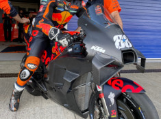 Suy đoán về chức năng của hốc bên hông RAM AIR trên KTM RC-16 MotoGP