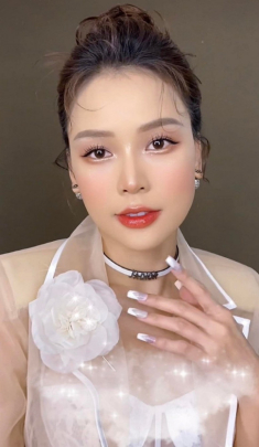 Valentine đánh mắt như Bích Phương và Trương Quỳnh Anh, mắt to “chớp chớp”, quà về đầy tay