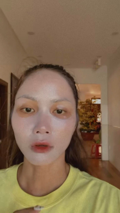 Về quê nghỉ Tết, H’Hen Niê chữa luôn được tàn nhang trên má, bí kíp là món skincare đơn giản