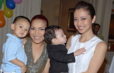 Ảnh hiếm con trai Jennifer Phạm Quang Dũng được mẹ bế lúc sinh nhật 1 tuổi: Quá đáng yêu!