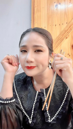 Bà mối Cát Tường gặp nạn làm đẹp, chị em không cẩn thận cũng dễ mắc phải