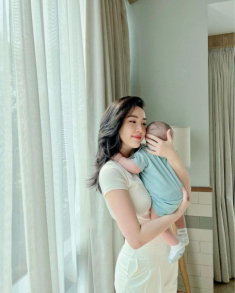 Bảo Thy hỏi nên cho con ăn dặm cách nào, hội mẹ bỉm trả lời khiến cô “muốn sảng”