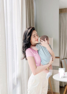 Bảo Thy sinh xong chồng cưng chiều hết mực, mặt thon thả, dáng eo ót, da trắng như bạch tuyết