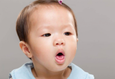 Bé bị viêm phế quản thở khò khè, mẹ nên và không nên làm gì?
