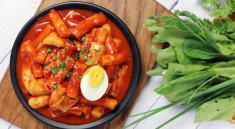 Cách làm tokbokki bằng cơm nguội, bánh tráng đúng chuẩn vị Hàn Quốc