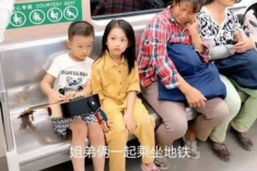 Chỉ 1 hành động nhỏ trên tàu điện nhưng ai cũng khen 2 đứa trẻ này được giáo dục tốt