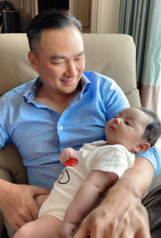 Chi Bảo U50 có con với CEO giàu có, con riêng 19 tuổi ở Anh bay về gặp em trai