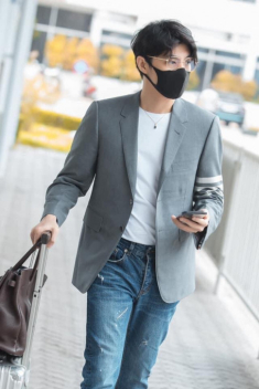 Chiếc túi của phụ nữ nhưng Noo Phước Thịnh xách lên vẫn đầy nam tính